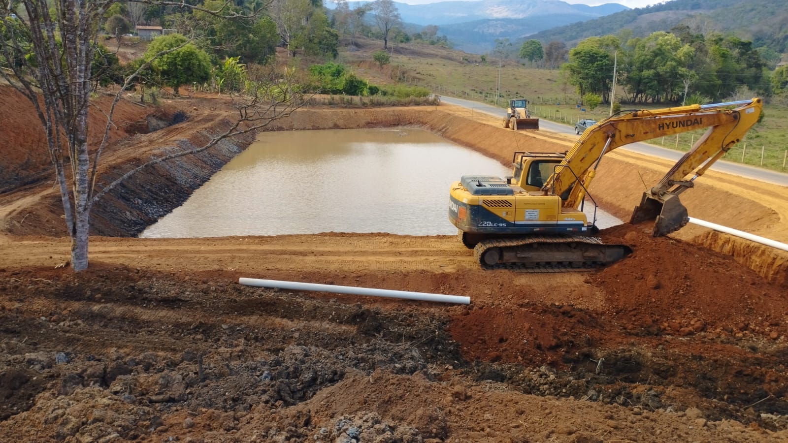 Imagem de maquinas alugadas construindo uma lagoa