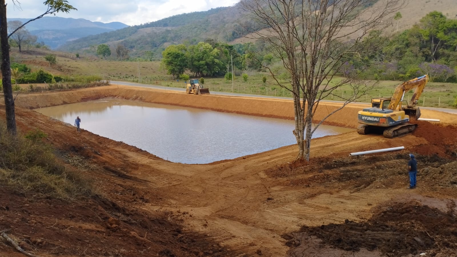 Imagem de maquinas alugadas construindo uma lagoa