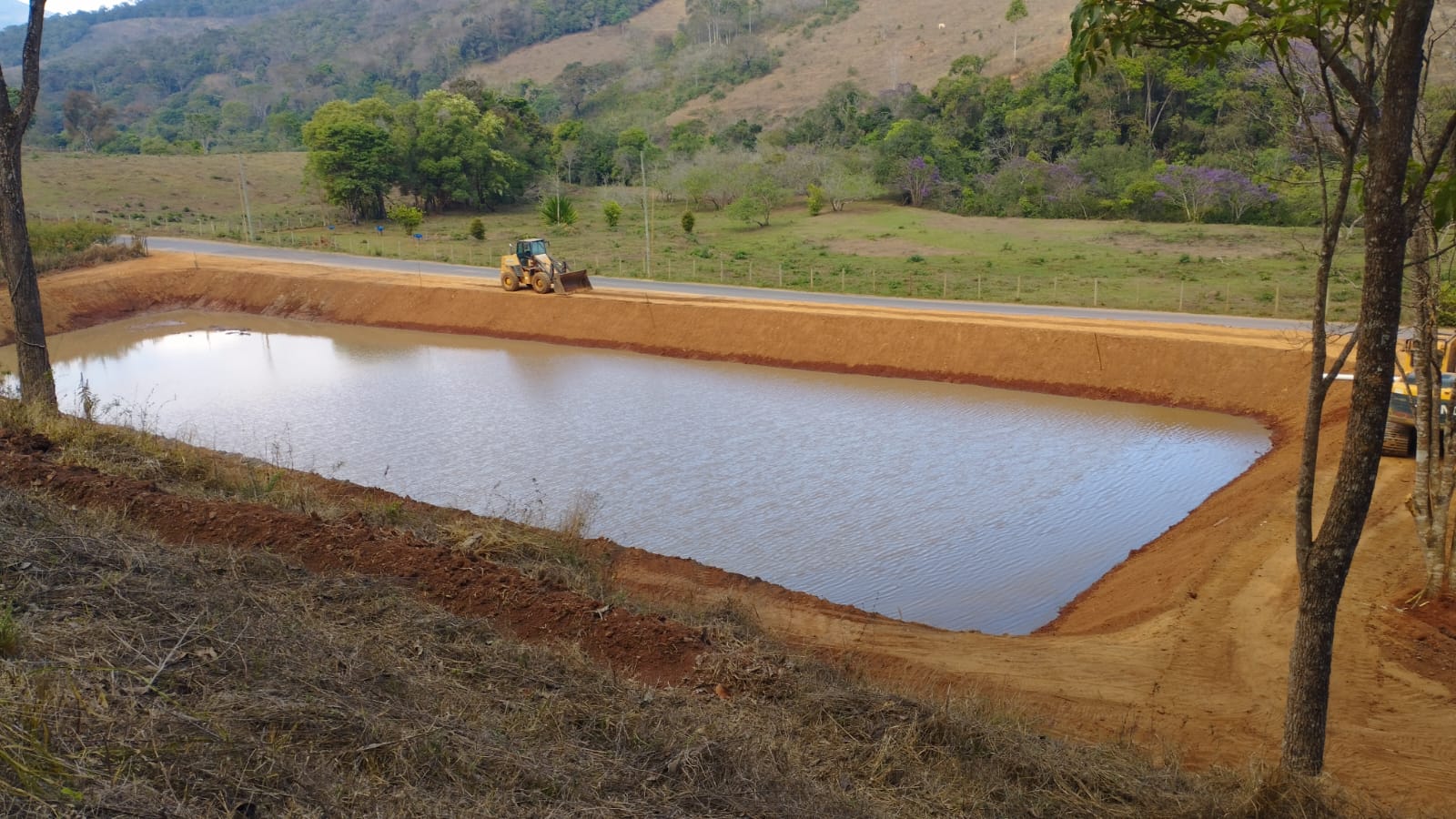 Imagem de maquinas alugadas construindo uma lagoa
