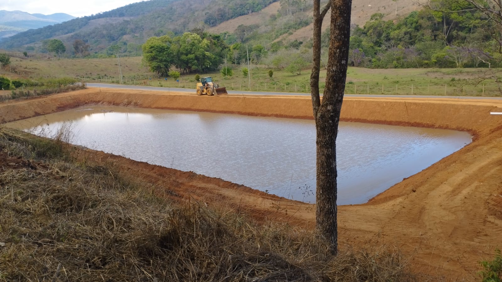 Imagem de maquinas alugadas construindo uma lagoa