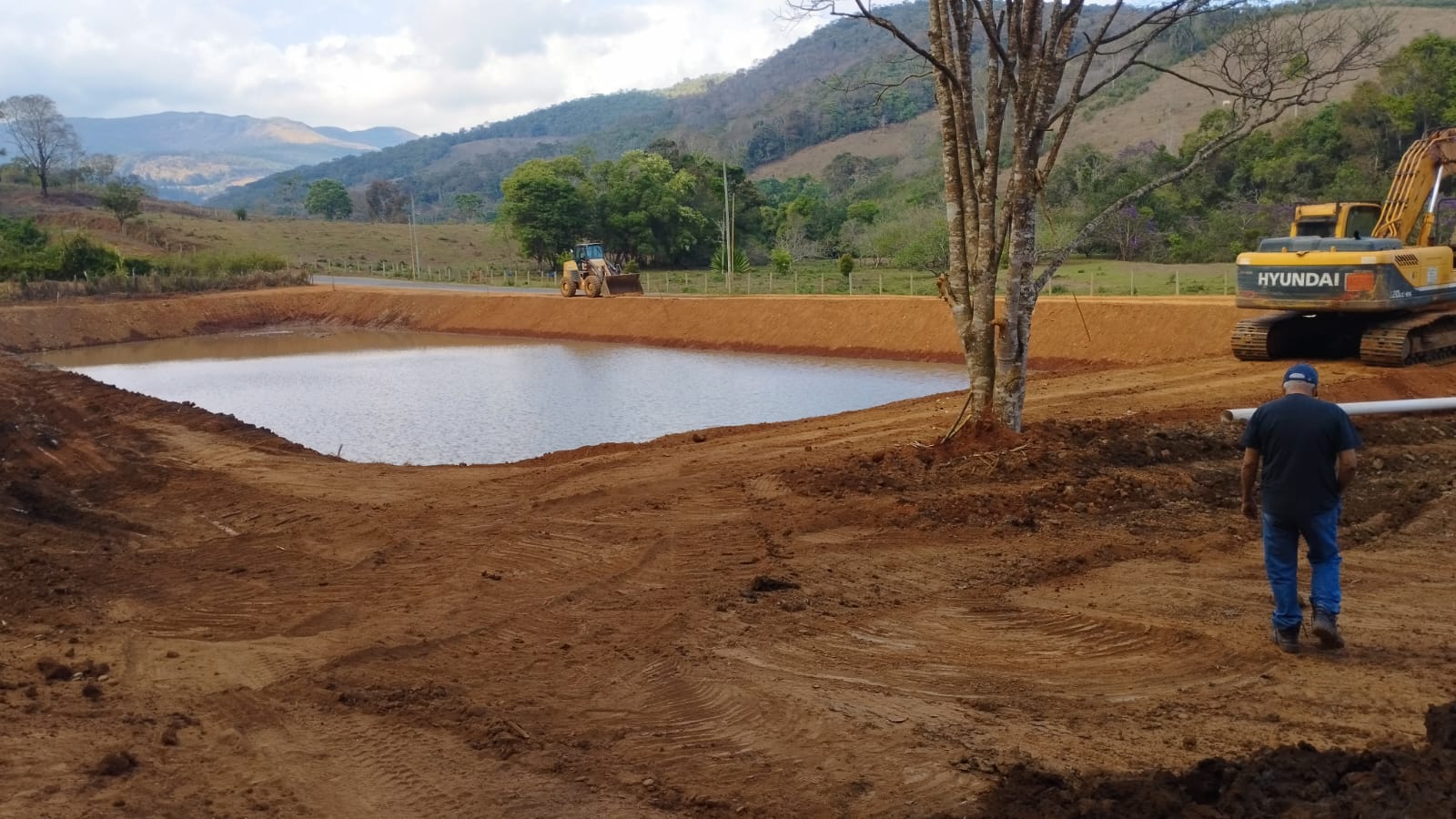 Imagem de maquinas alugadas construindo uma lagoa
