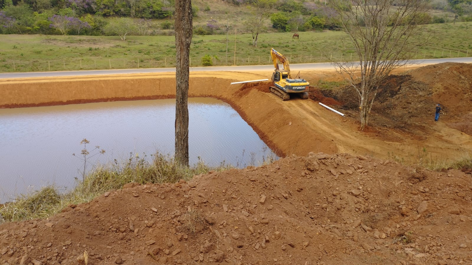 Imagem de maquinas alugadas construindo uma lagoa