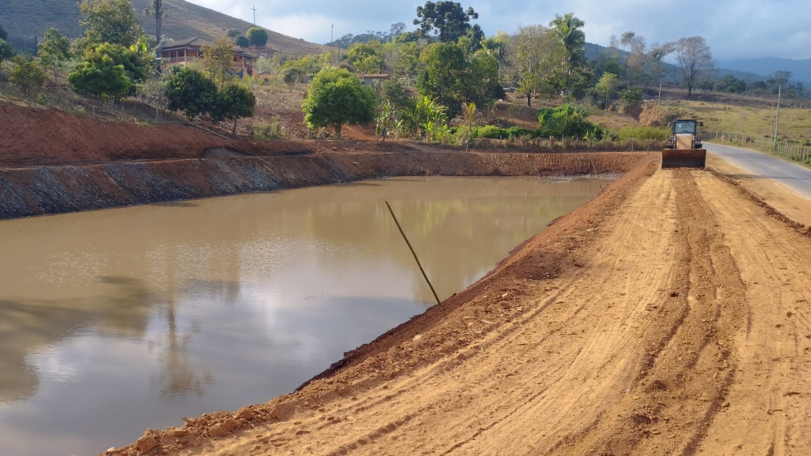 Imagem de maquinas alugadas construindo uma lagoa