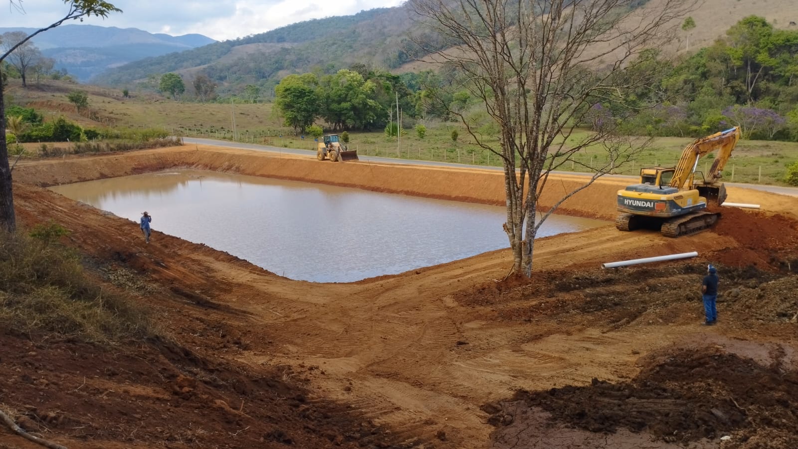 Imagem de maquinas alugadas construindo uma lagoa